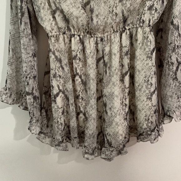 Flowy snake skin romper - Picture 3 of 3